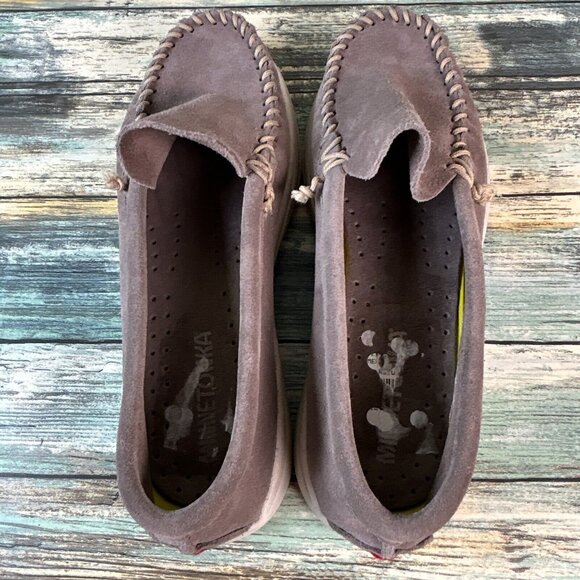 Minnetonka Womens 6.5 Flats Gray Suede Slip On Loafers Stitched Moc Toe Shoes - Picture 5 of 11
